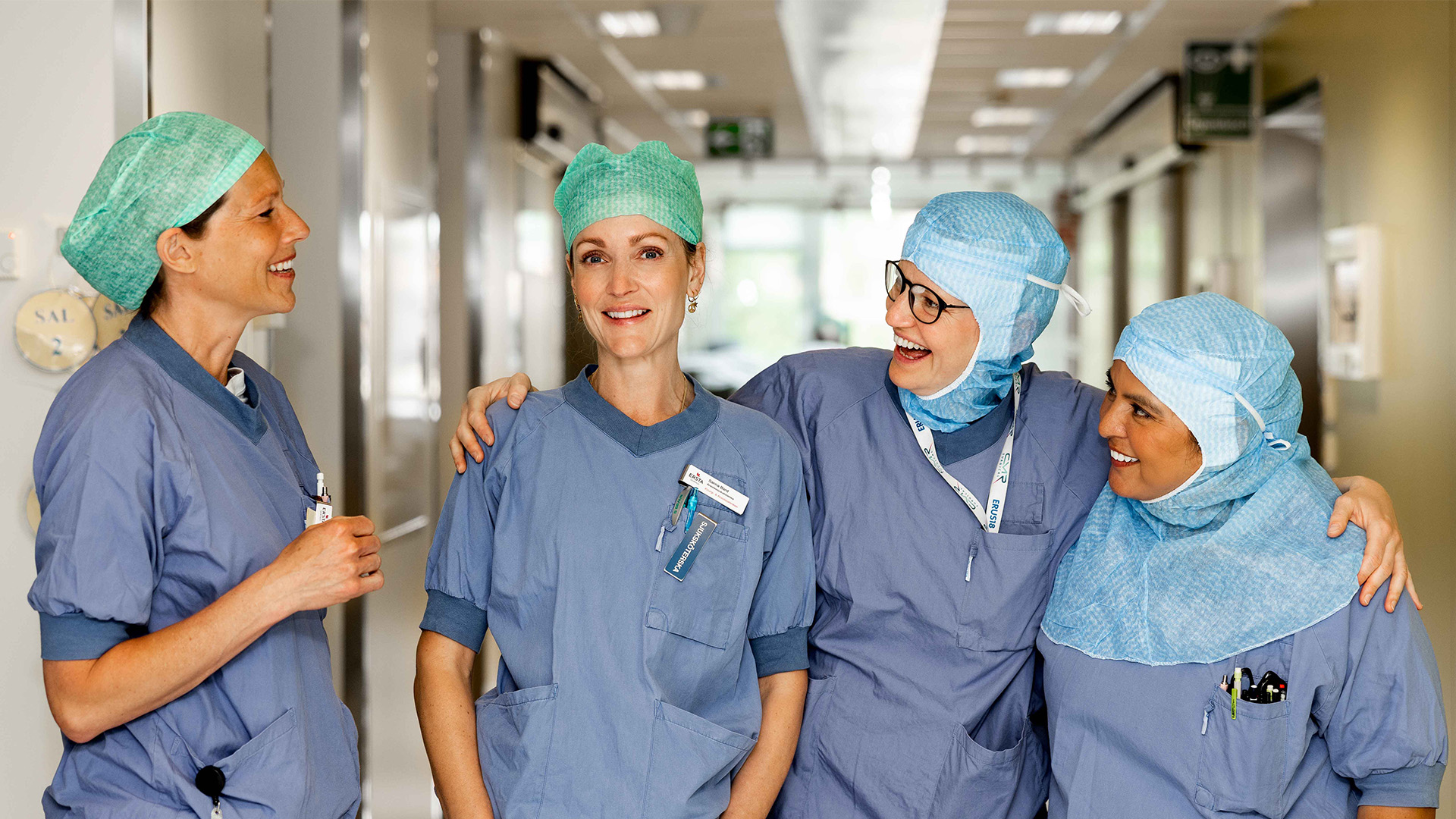 Operationsklädd personal i sjukhusmiljö