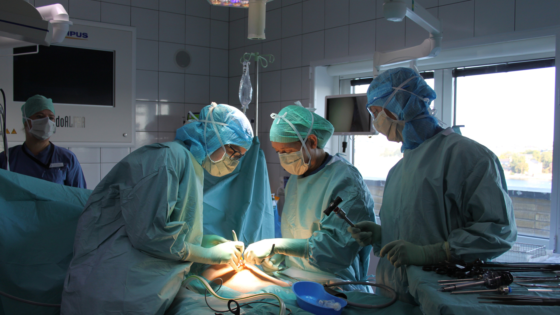 Sjukvårdspersonal utför en operation