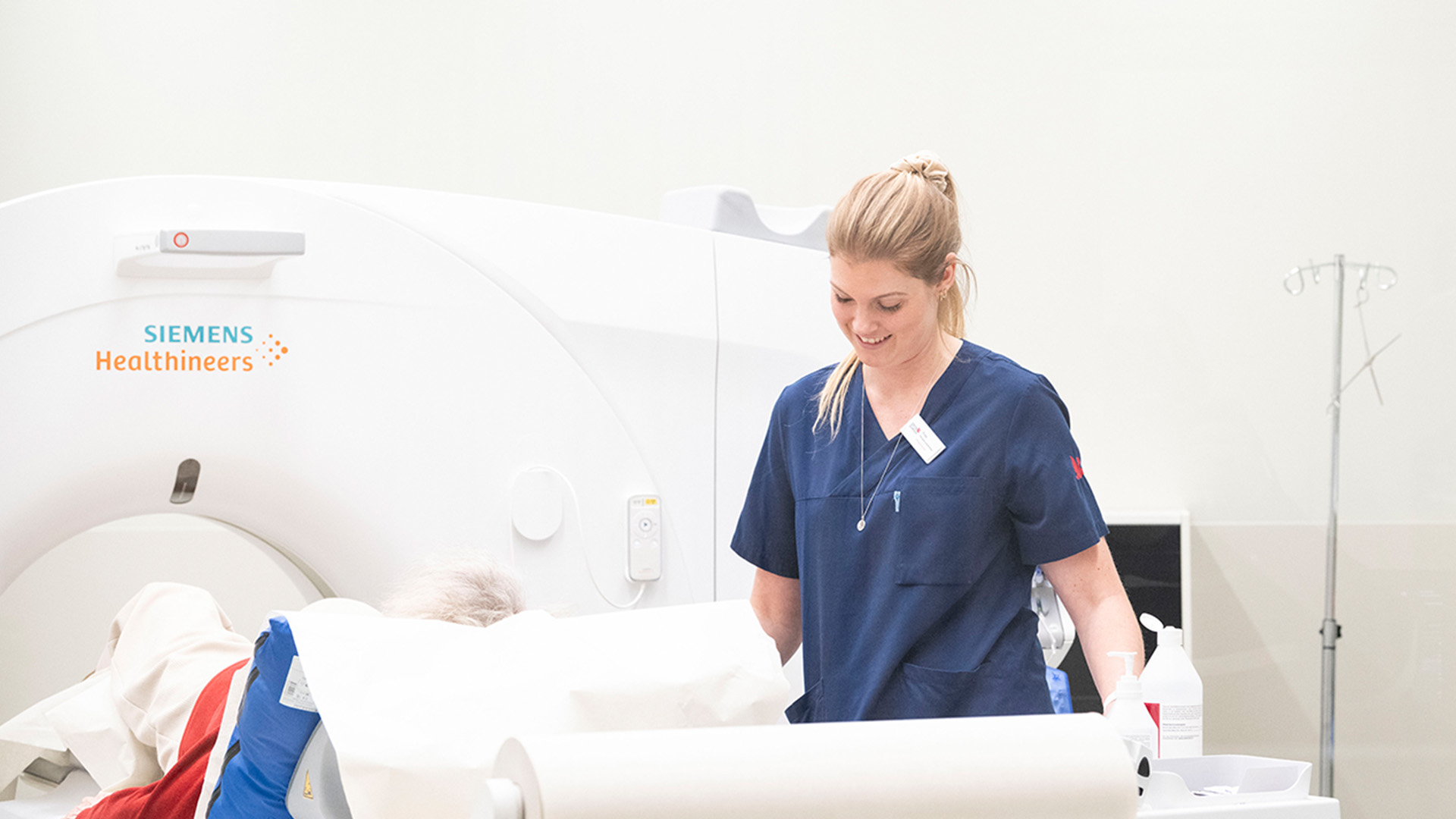 Medarbetare pratar med patient som ska röntgas