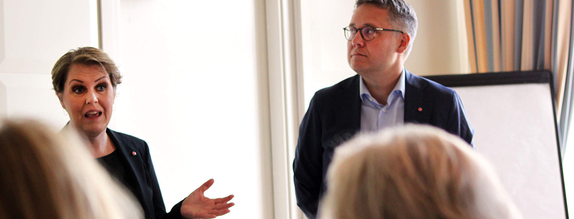 Socialministern talar inför publik