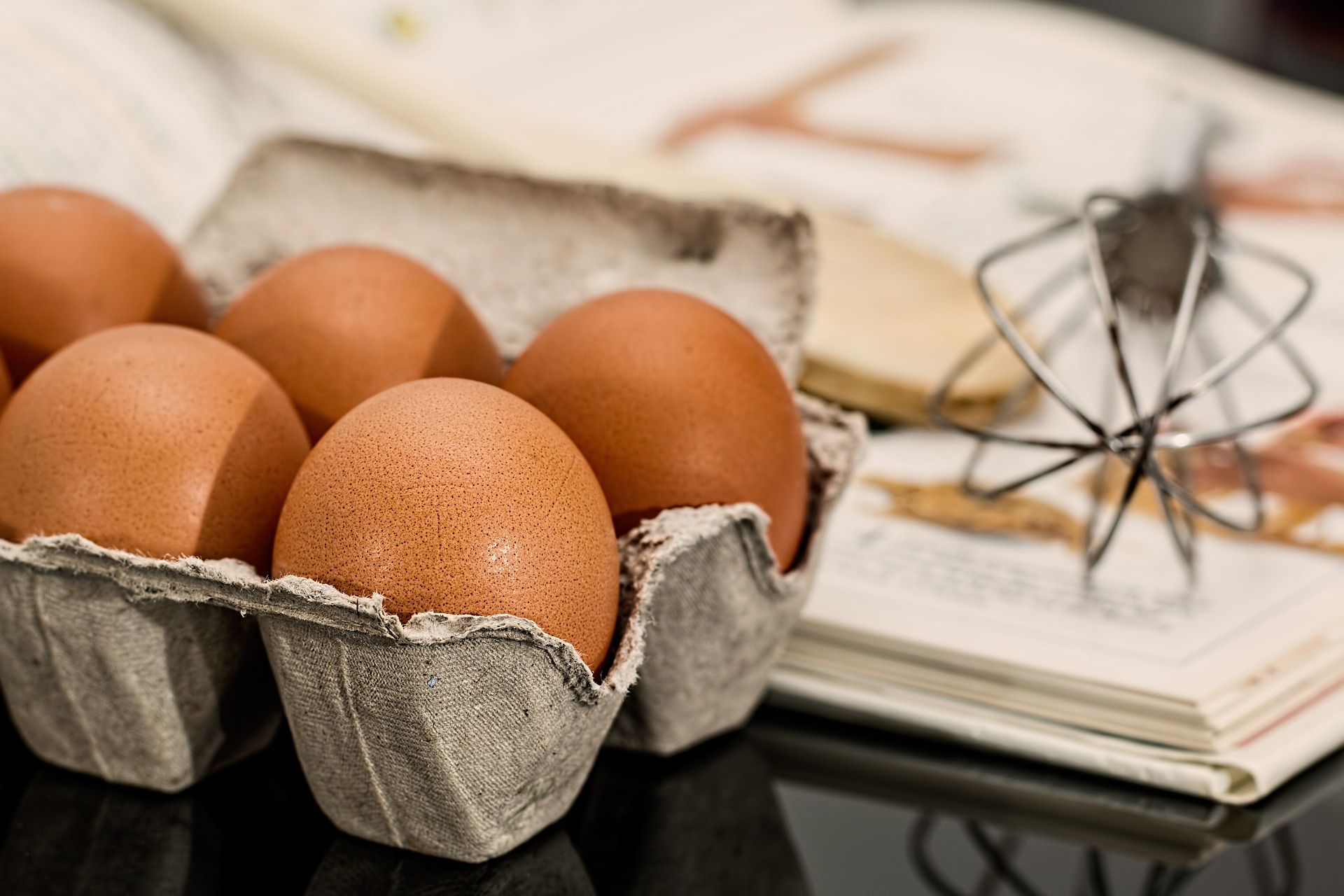 bild på bruna ägg i en äggkartong