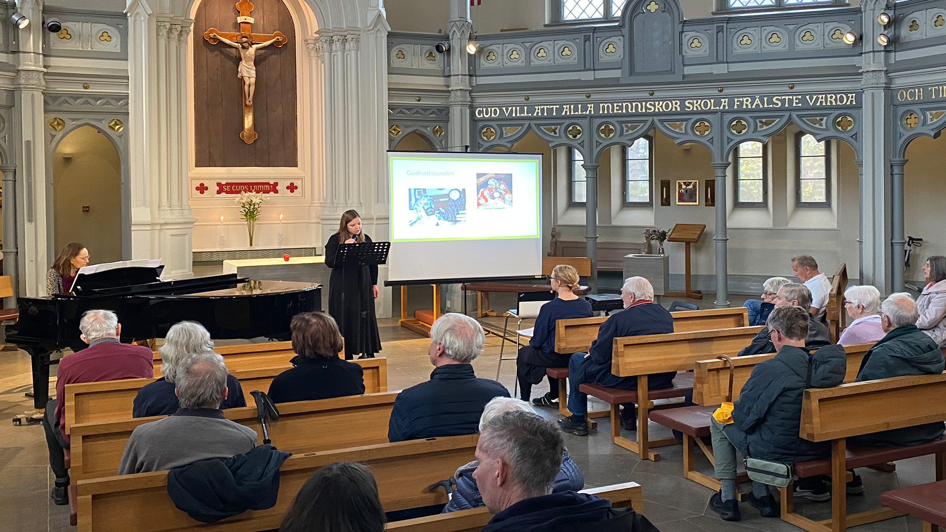 sångerska i ersta kyrka, underhåller flera av hemtjänstens kunder som sitter i kyrkbänkarna i Ersta kyrka på Södermalm