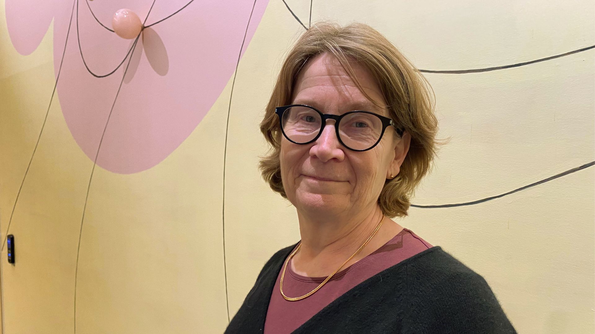 bild på Anniken mot en gul bakgrund