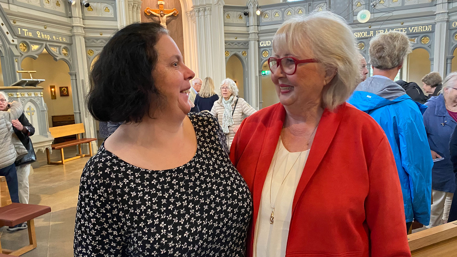 Två kvinnor är på en aktivitet i kyrkan 