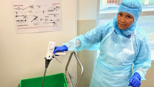 Medarbetare återvinner kirurgiska instrument