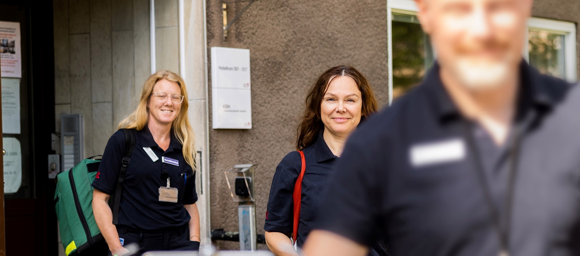 sjukvårdspersonal med visir samtalar med patient