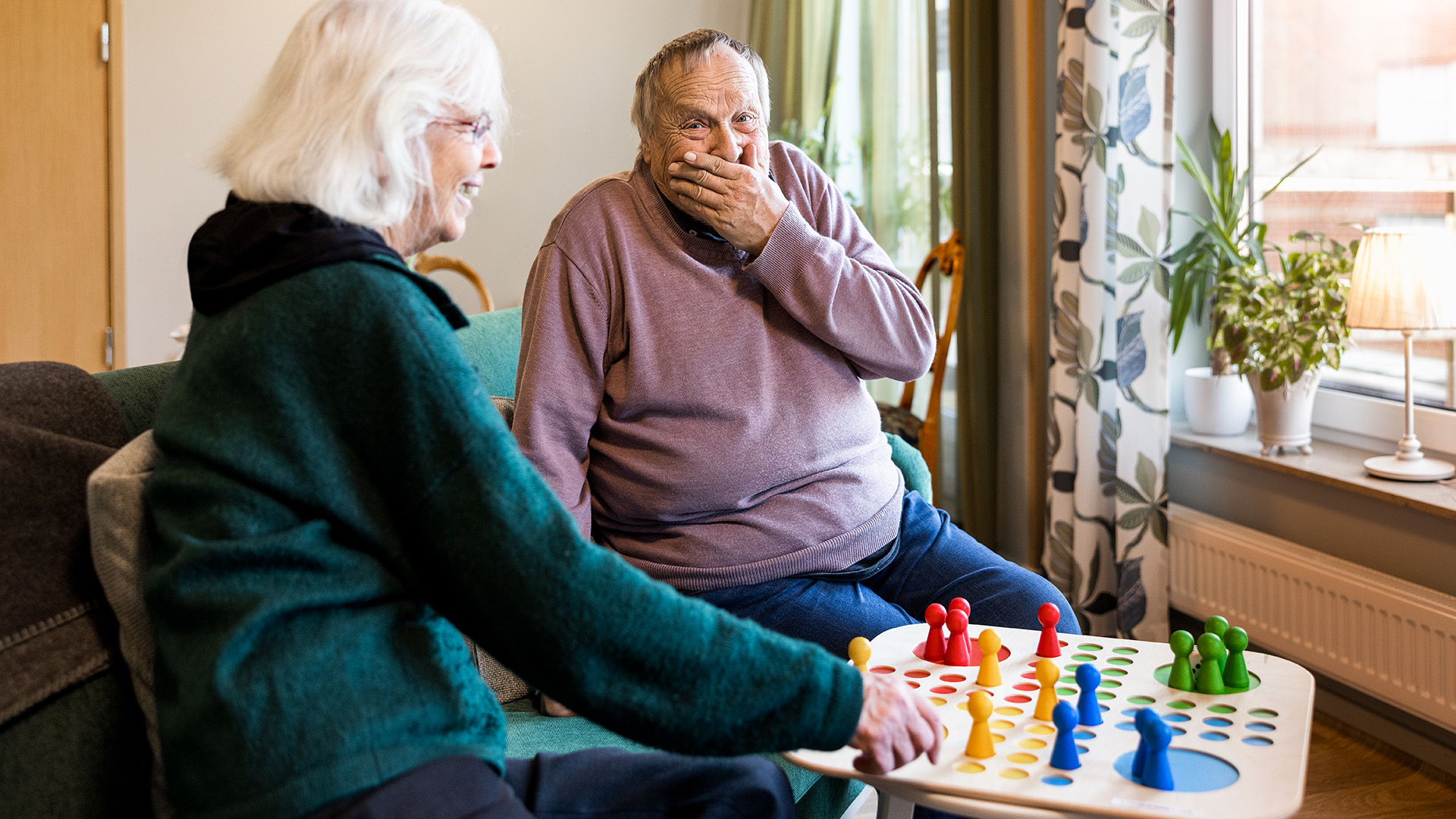 äldre man och kvinna spelar fia med knuff