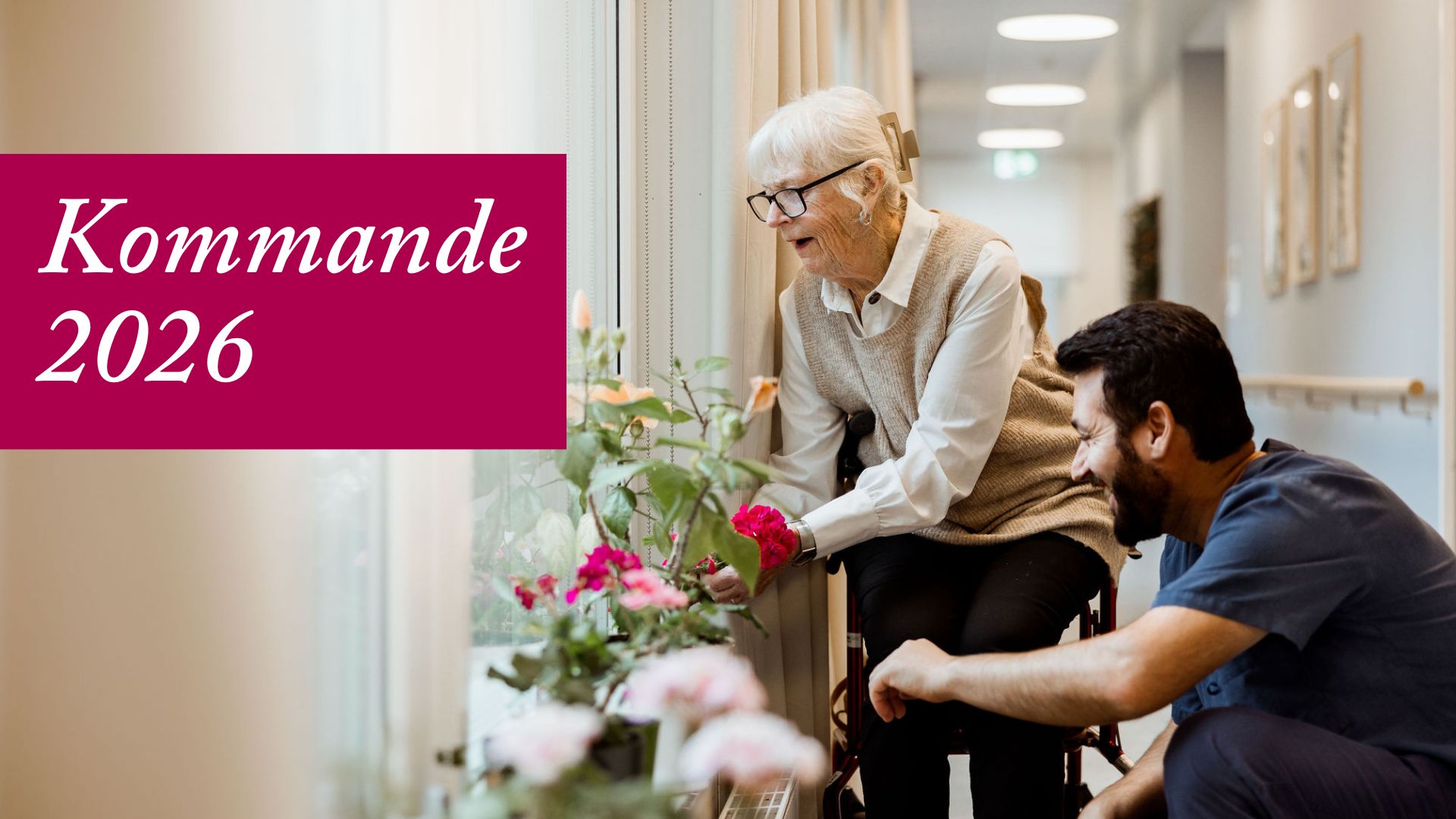 bild med två personer, en äldre och en personal, i en korridor på ett av erstas äldreboenden