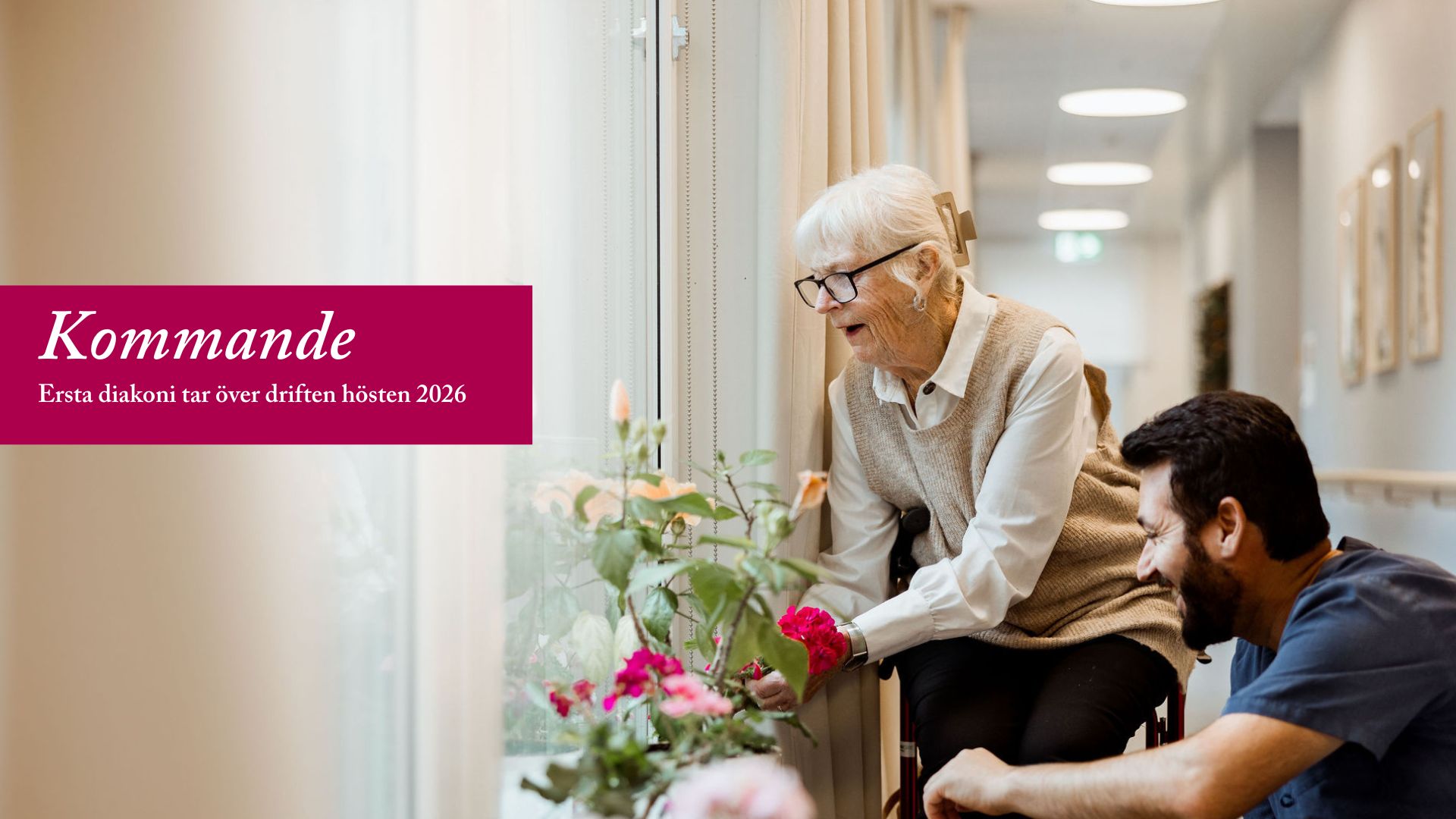 bild från en korridor på ett äldreboende, med en äldre kvinna och en personal som pyssllar med blommor i ett fönster