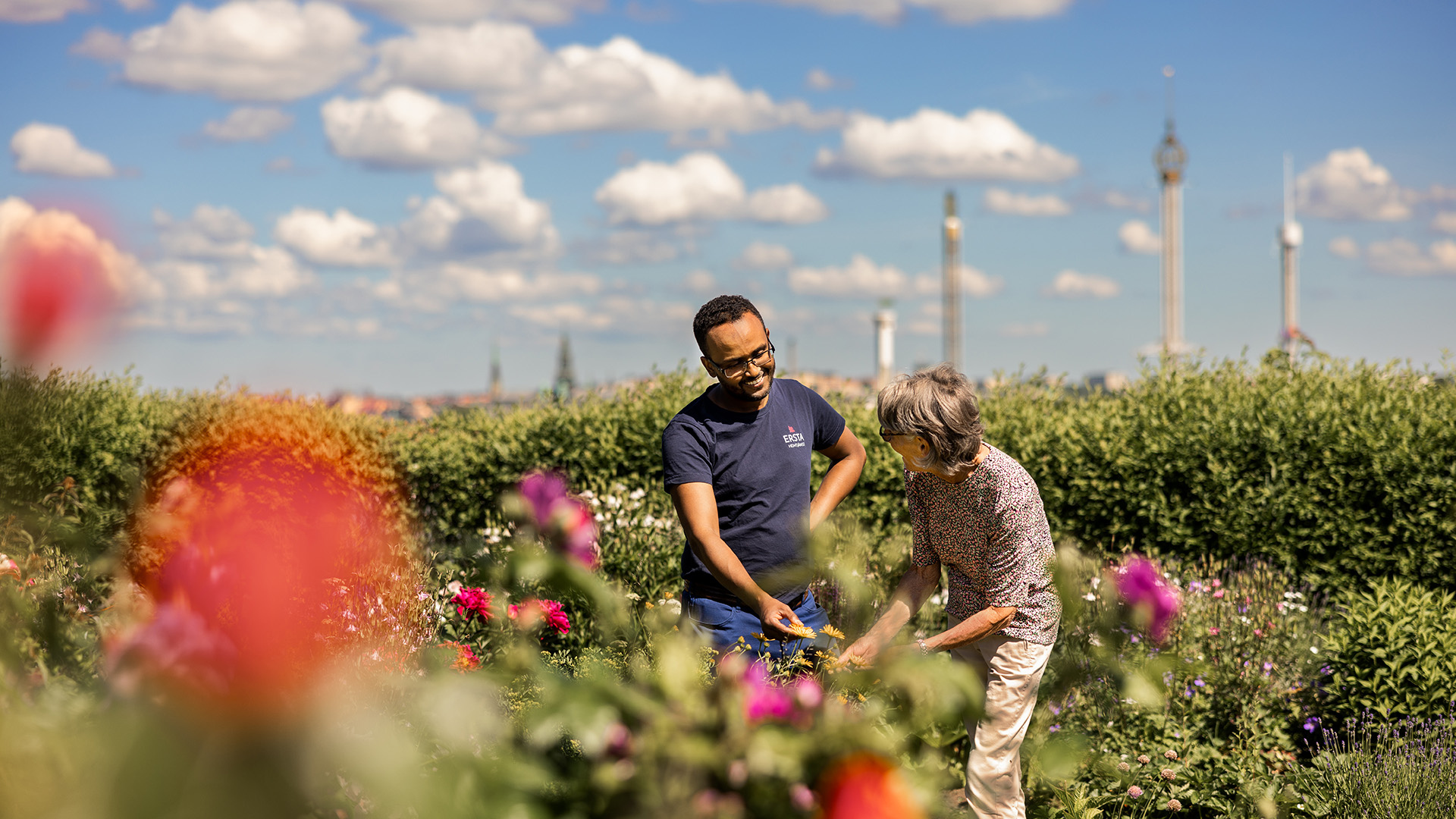 en man och en kvinnastår i en blommande trädgård