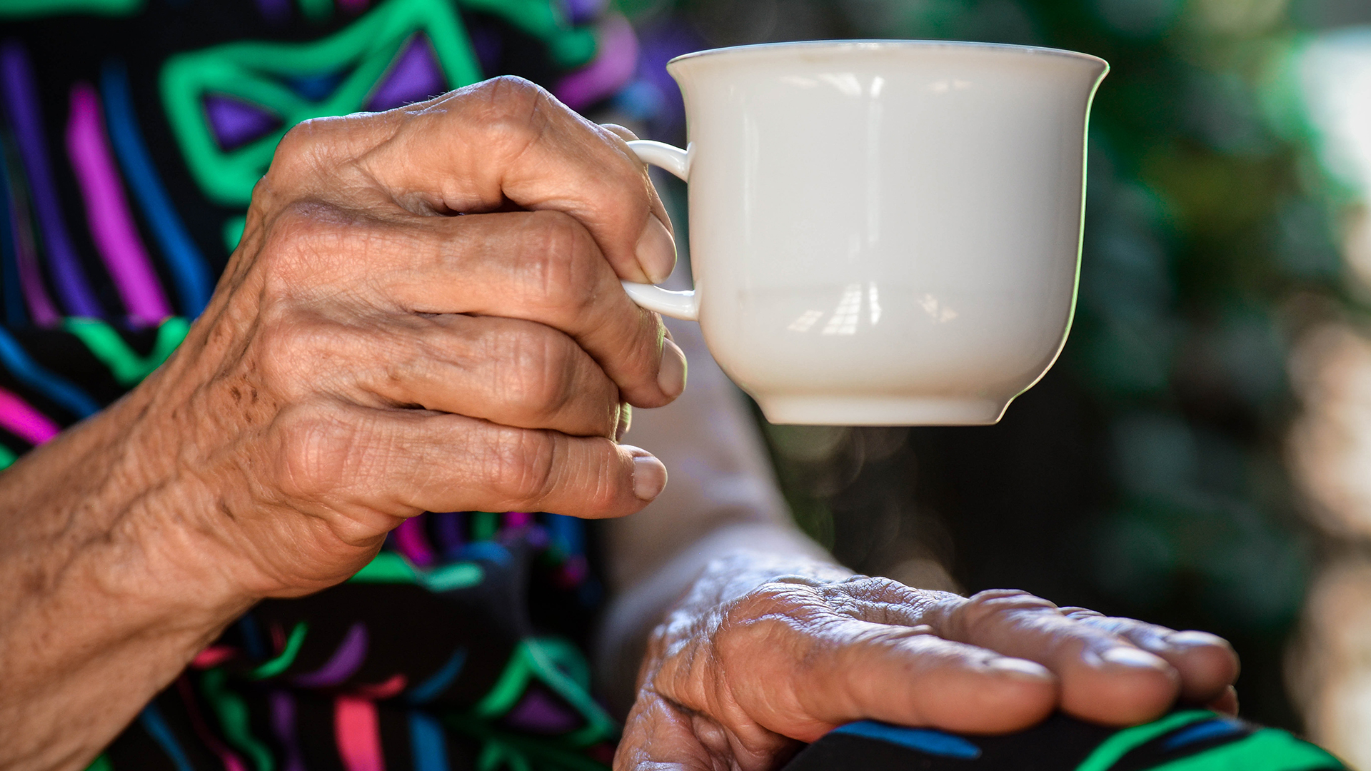 kvinna håller i en kaffekopp