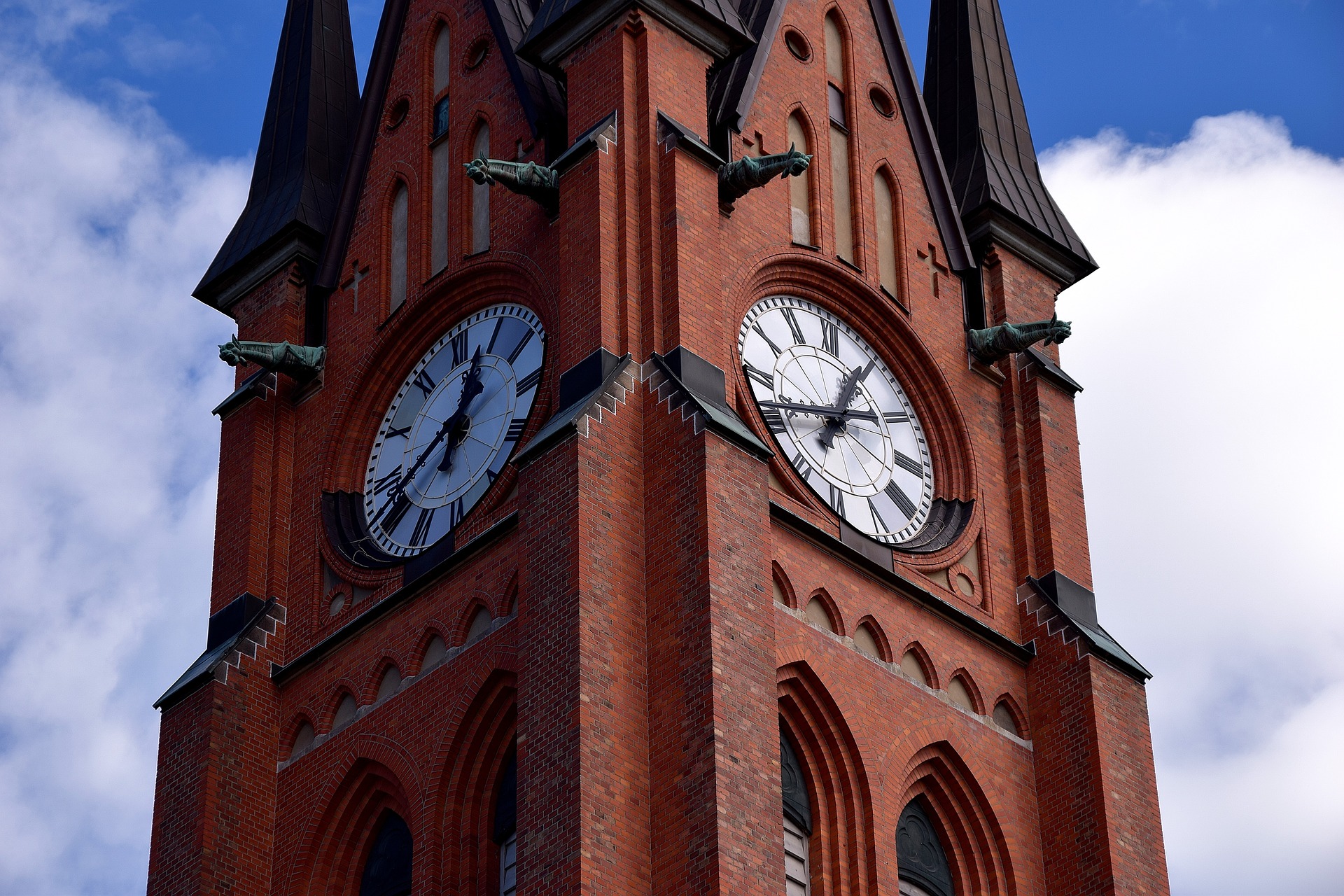 närbild på kyrktorn i Sundsvall