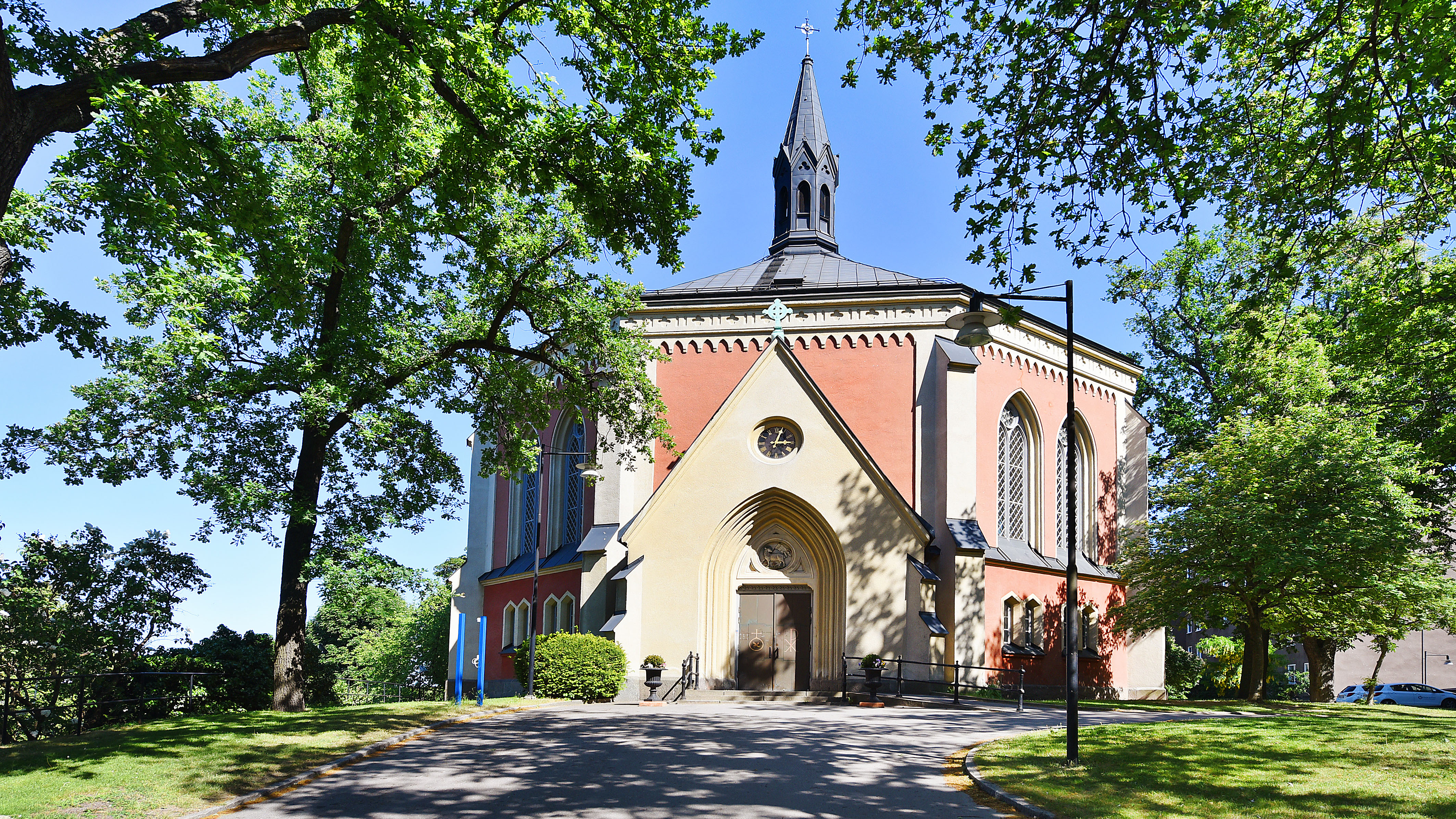 bild på ersta kyrka i sommarskrud