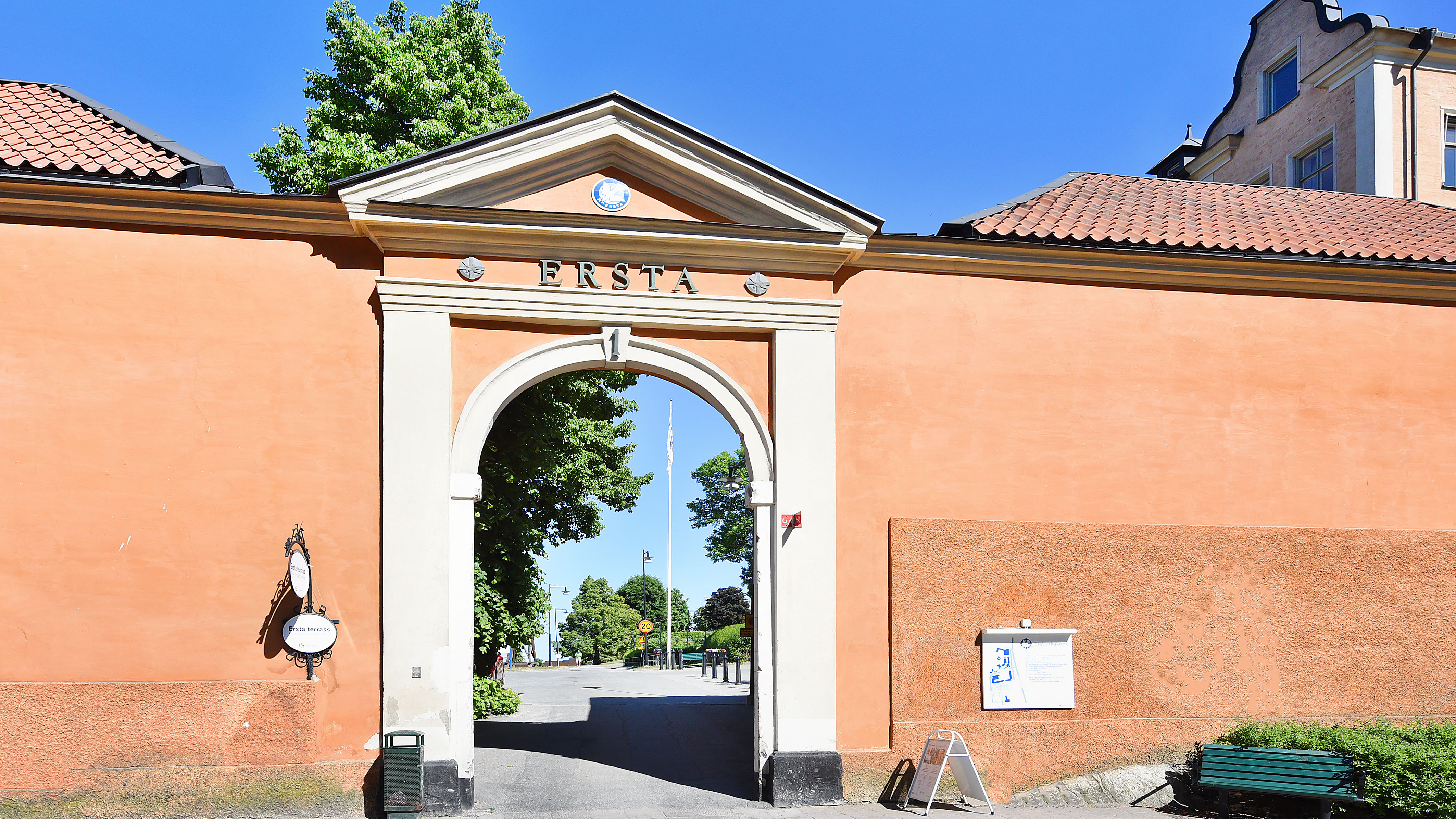 portalen in till ersta diakoni på erstaklippan på södermalm i stockholm