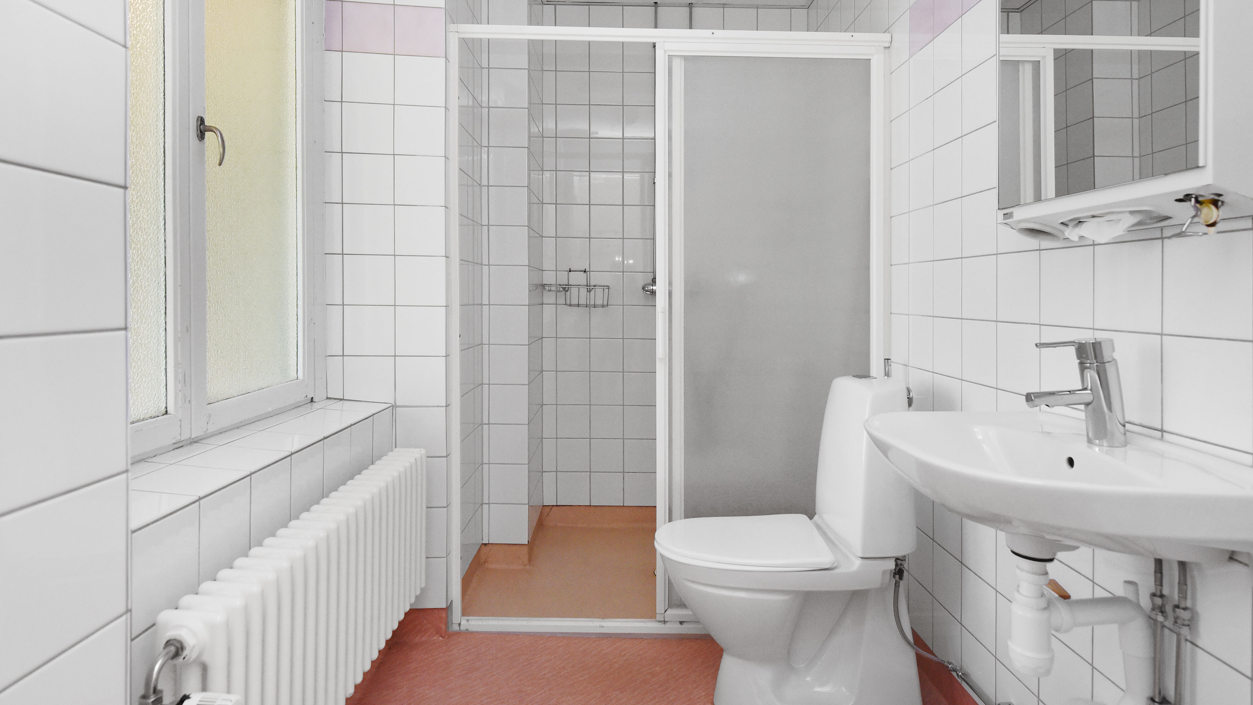 Gemensamma dusch och wc på systervåningen på Ersta hotell