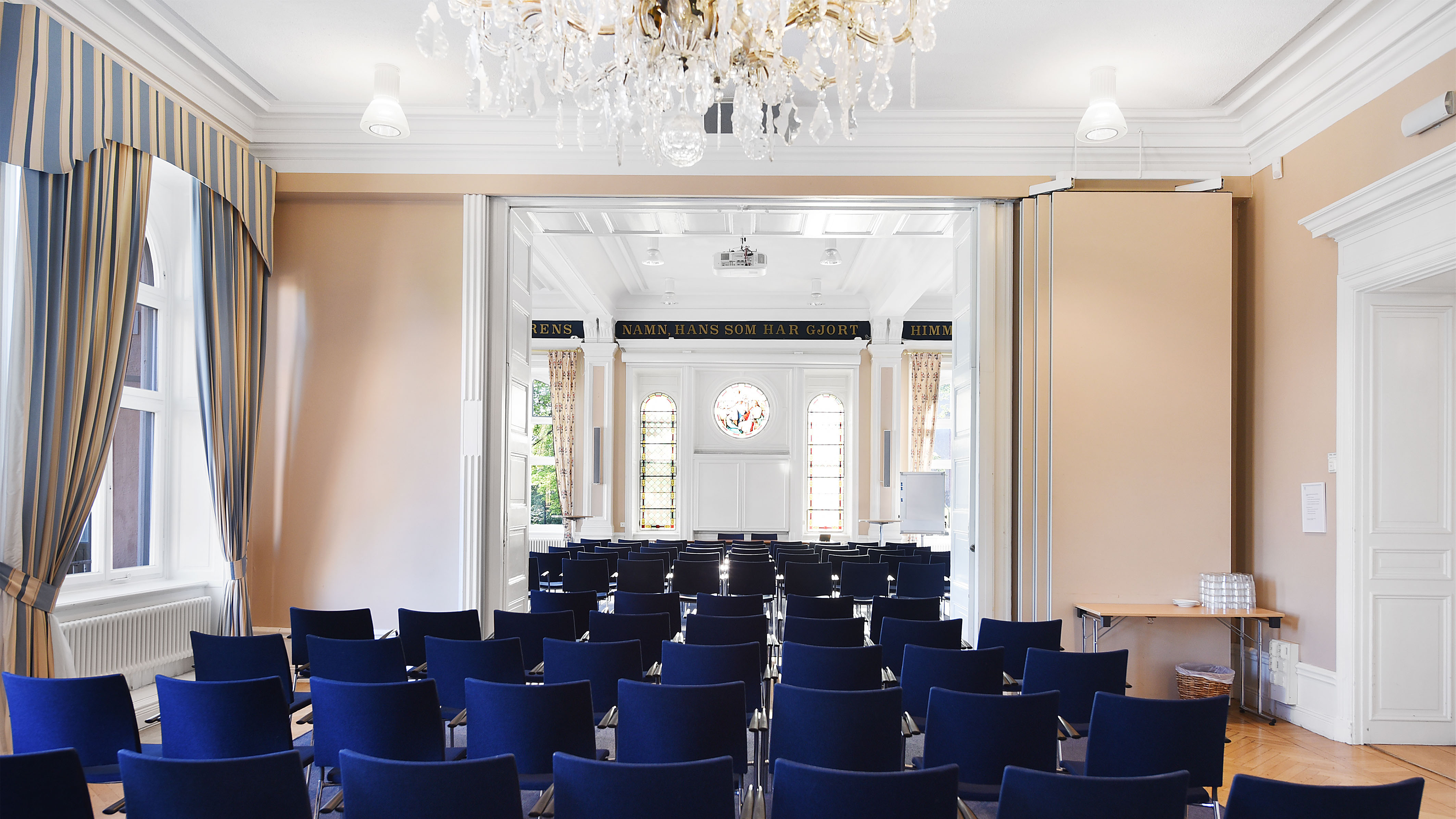 Konferensstolar uppradade i biosittning i historiska lokaler på Ersta konferens och hotell.