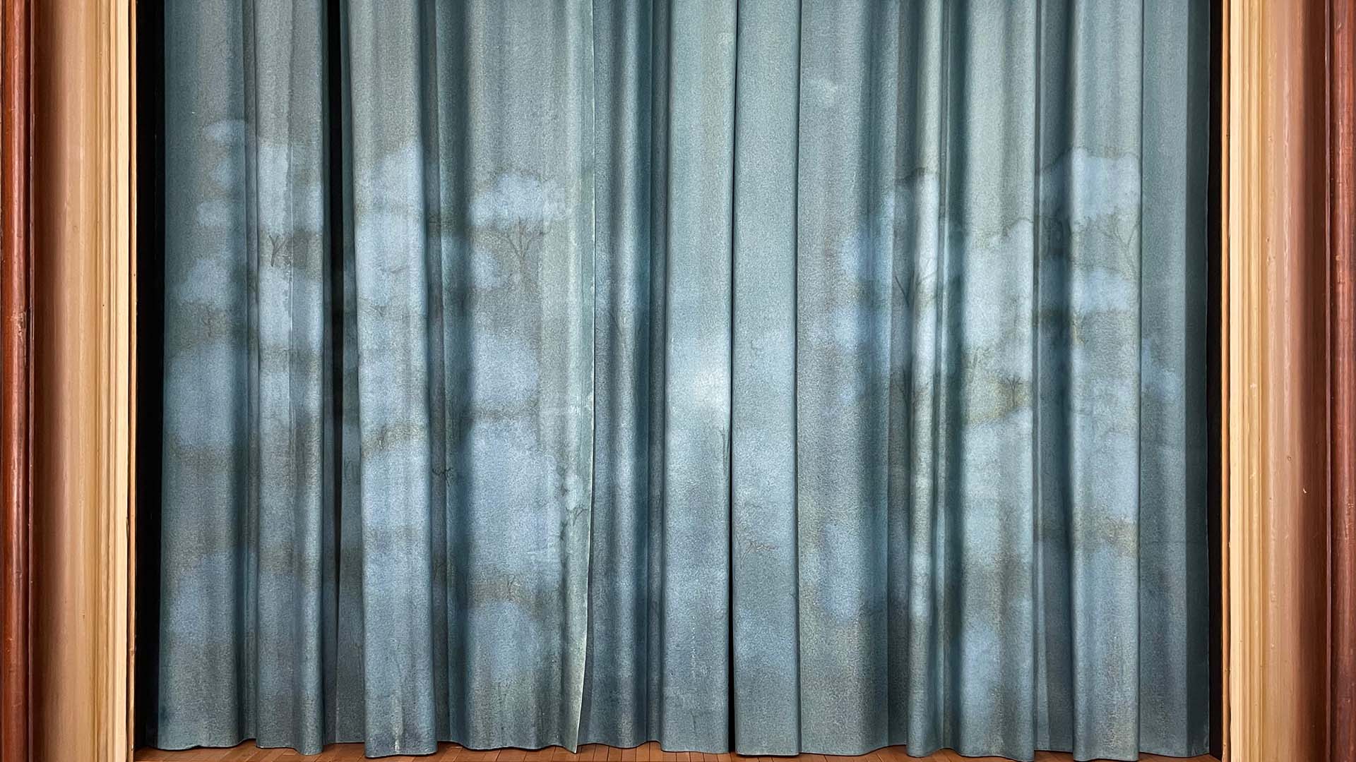 bild på del av ett av konstverken,  ett draperi