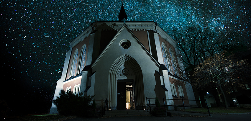 Ersta kyrka under stjärnklar himmel