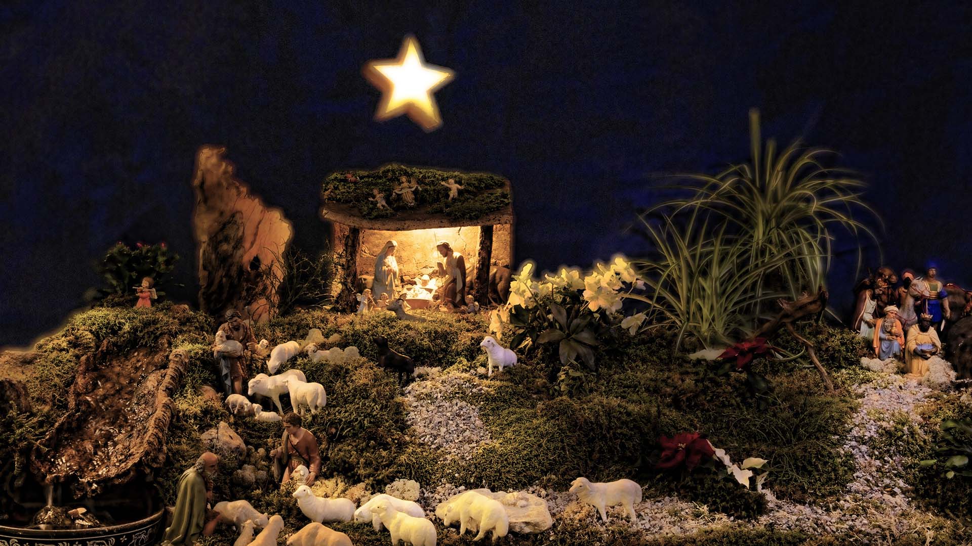 Krubban i Ersta kyrka med mossa och figurer.