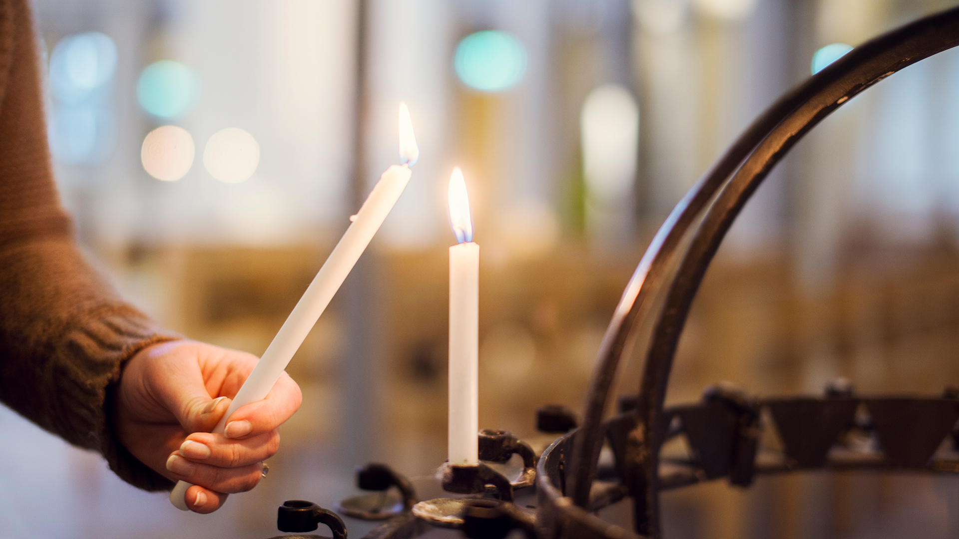 kvinna tände ljus i kyrka