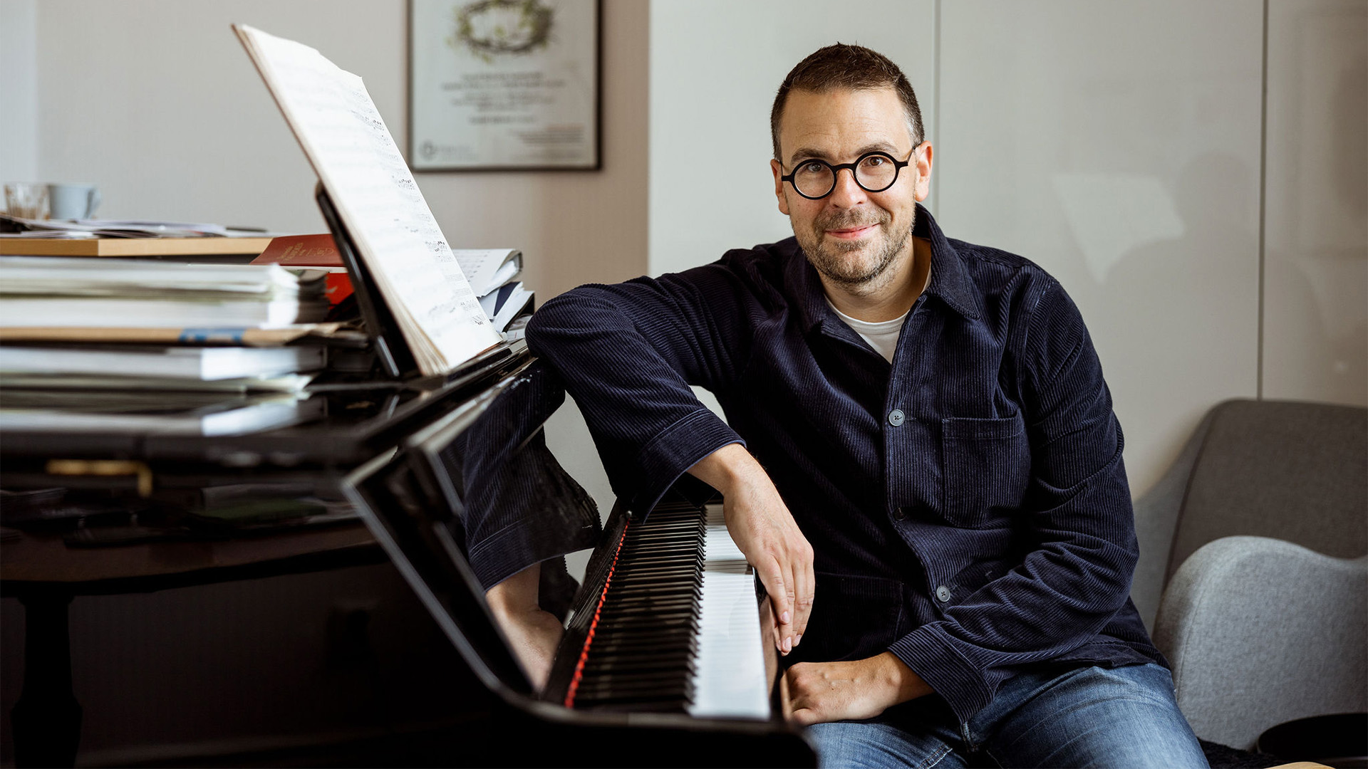 Personporträtt på Patrik Sandin vid piano