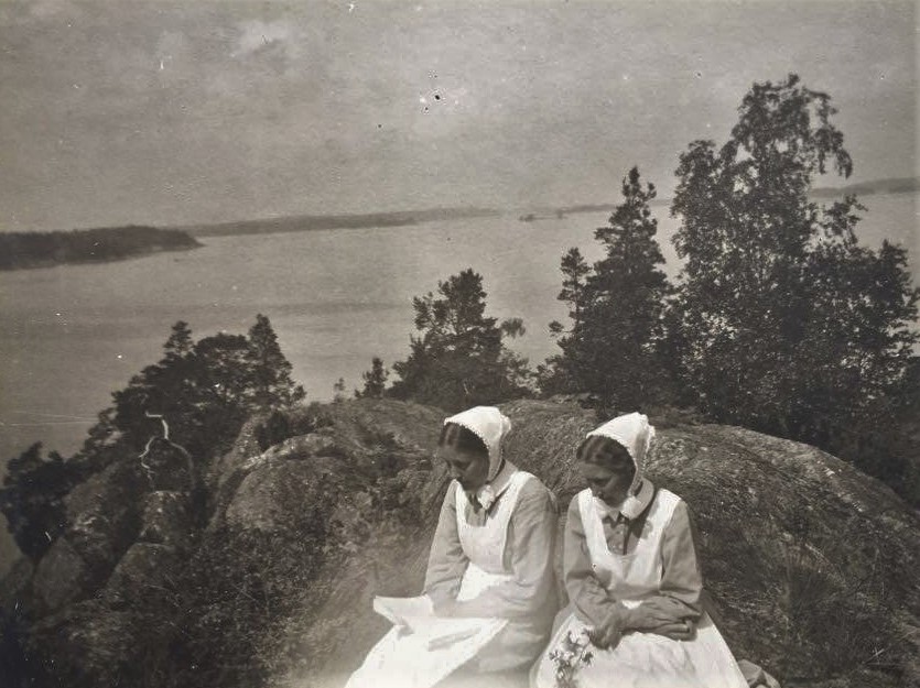 Systrar trol Betania red.jpg
