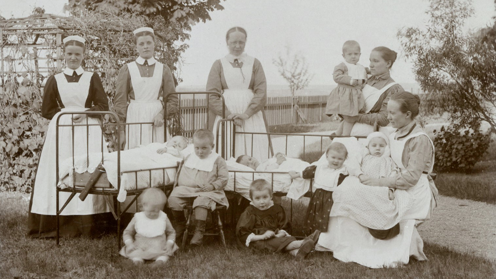 Historisk bild på barn i svartvitt