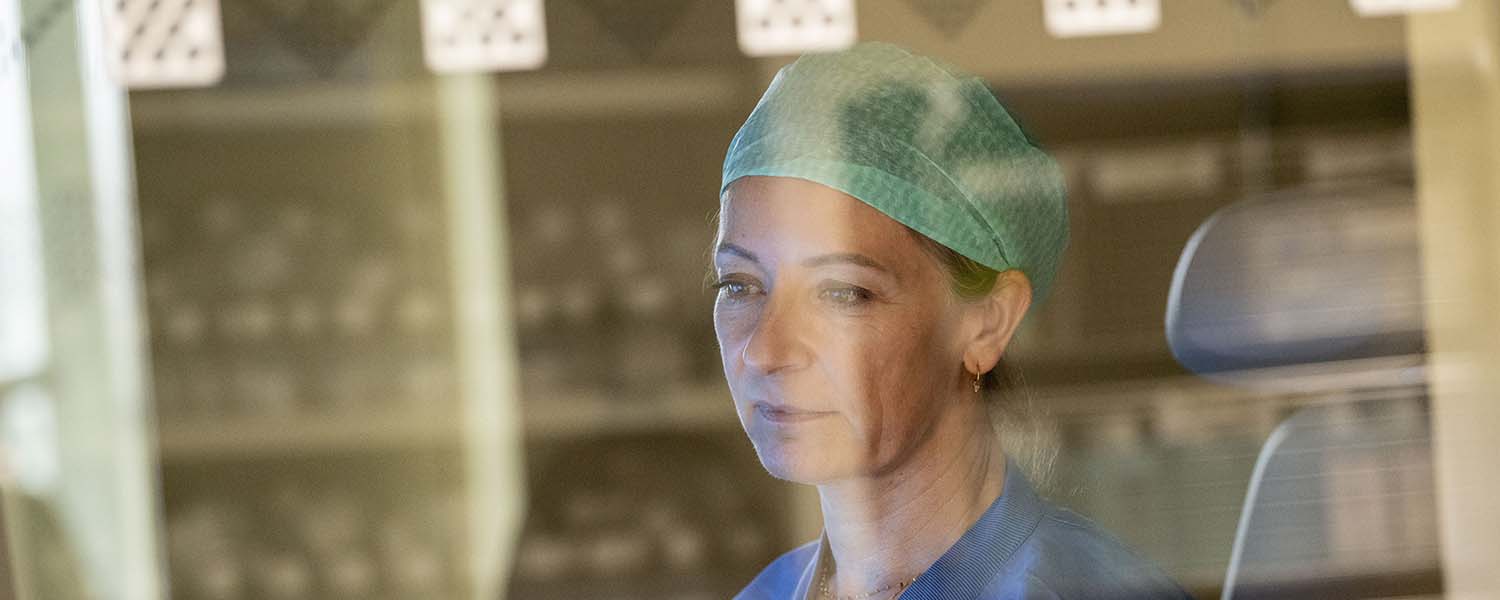 Sjukvårdspersonal som skriver på datorn