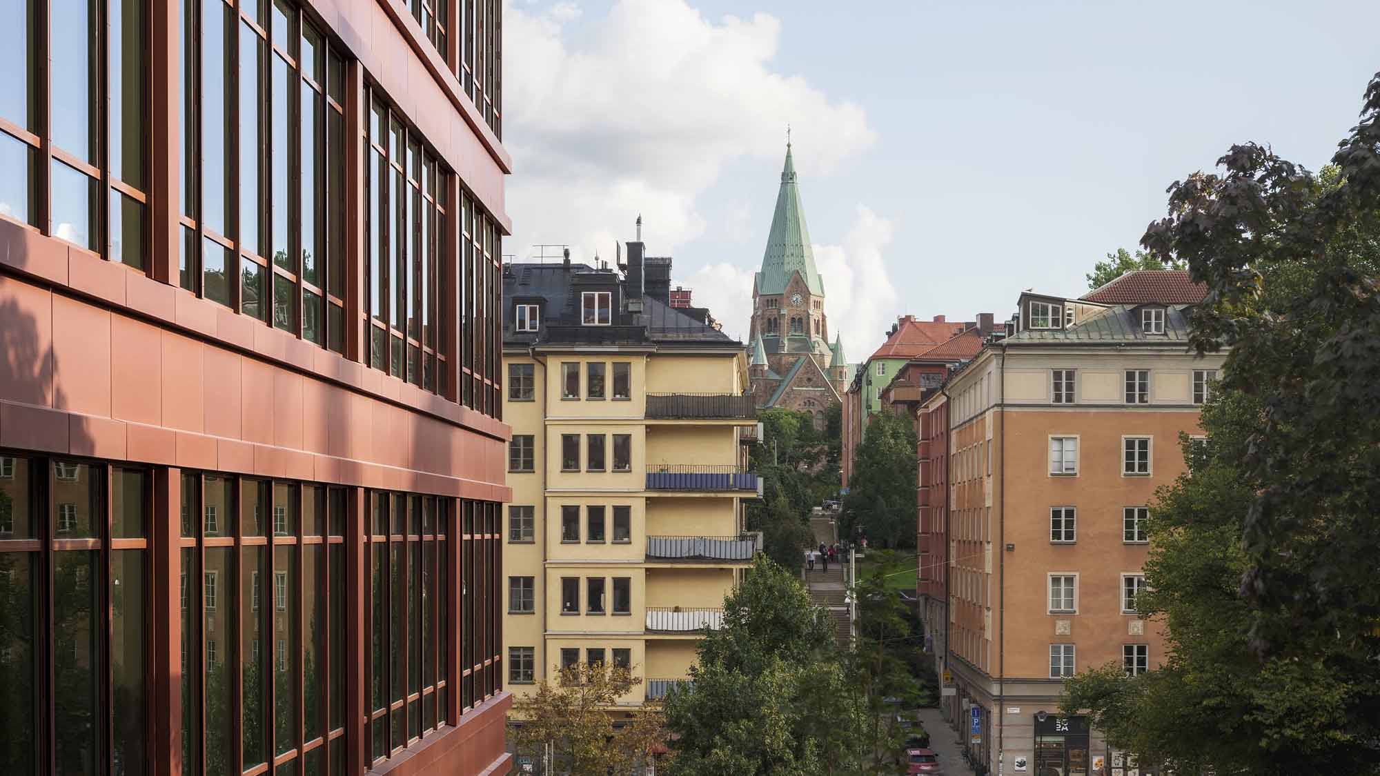 Ersta sjukhus fasad med utsikt över Sofia kyrka