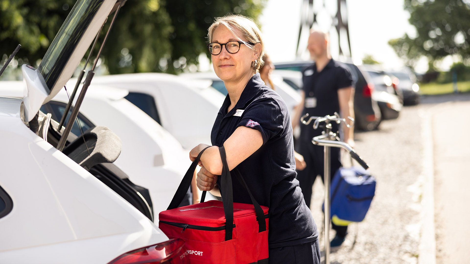 Två ASIH-medarbetare vid bild på väg till patient.