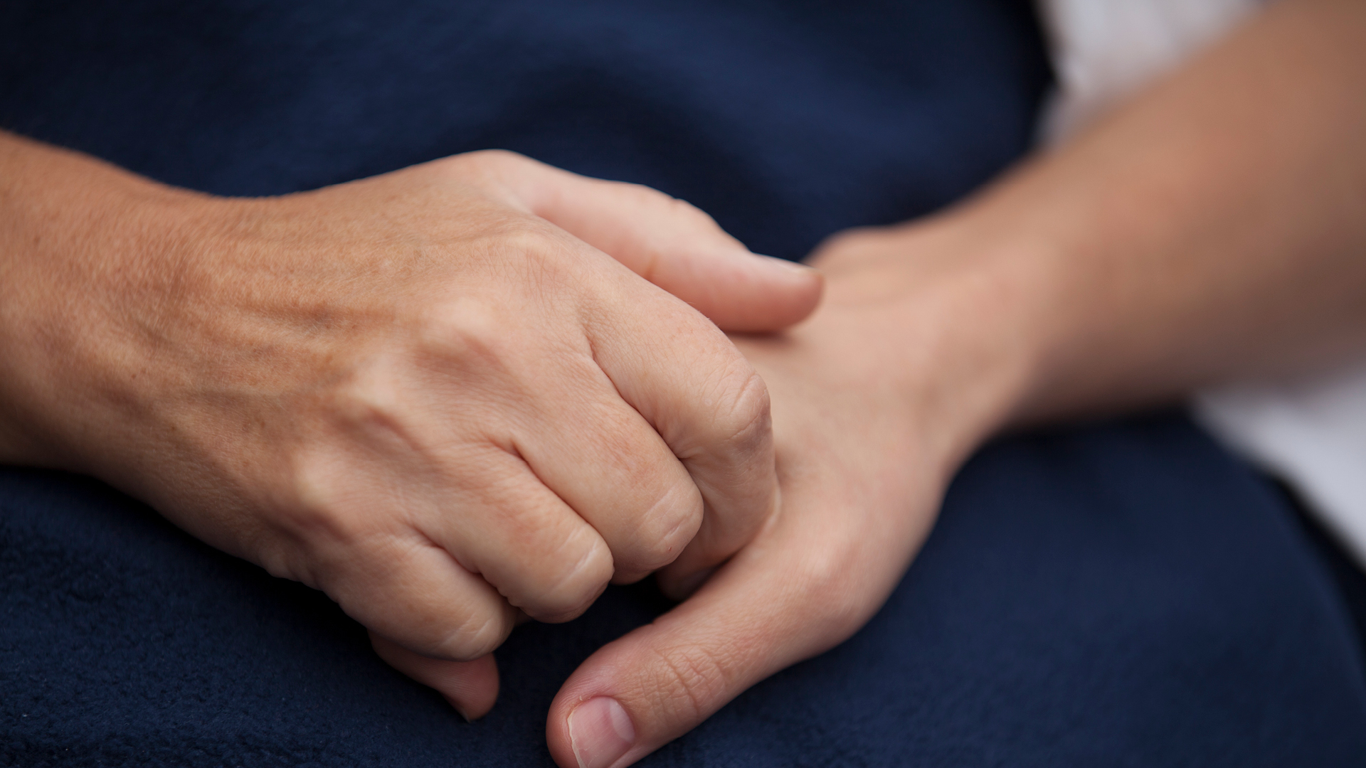 IVA två personer håller hand
