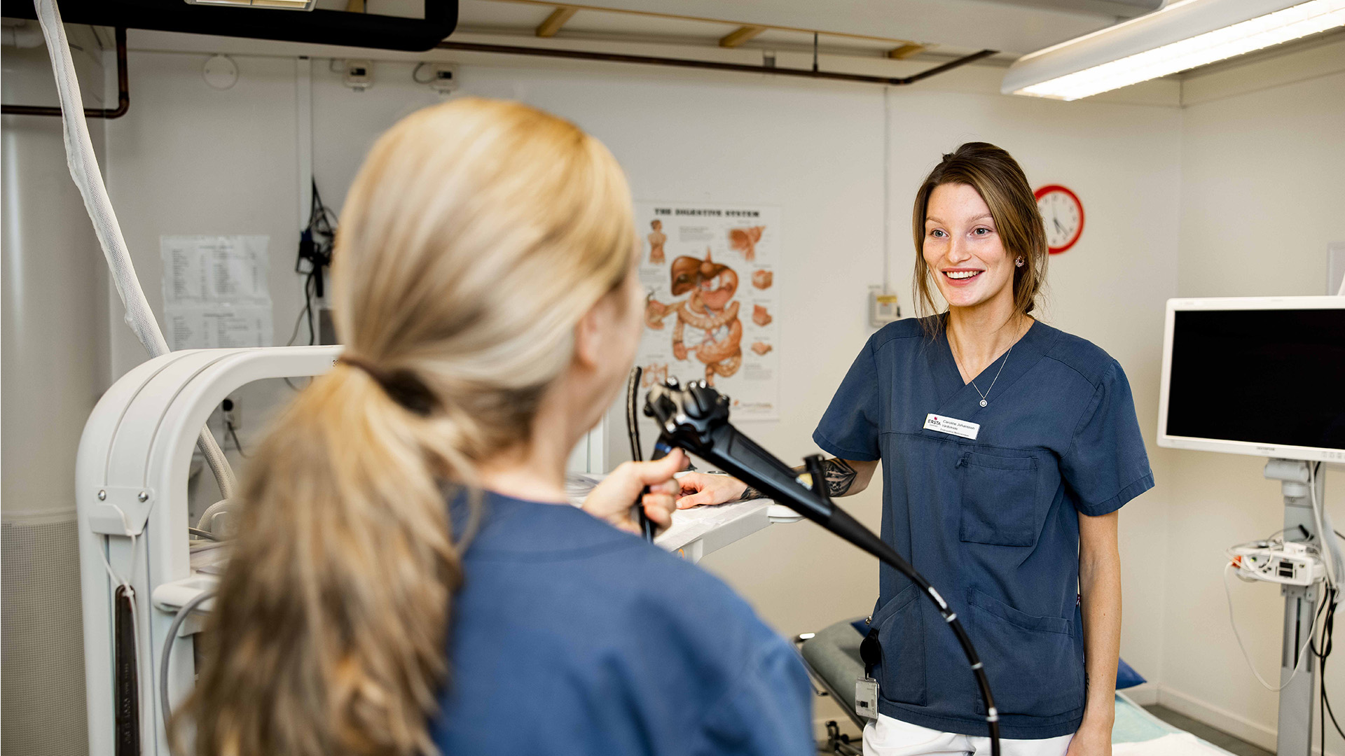 personal tittar på planeringstavla