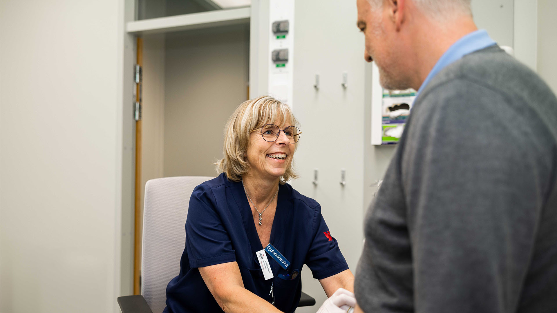 Läkarhänder som trycker på en patients mage