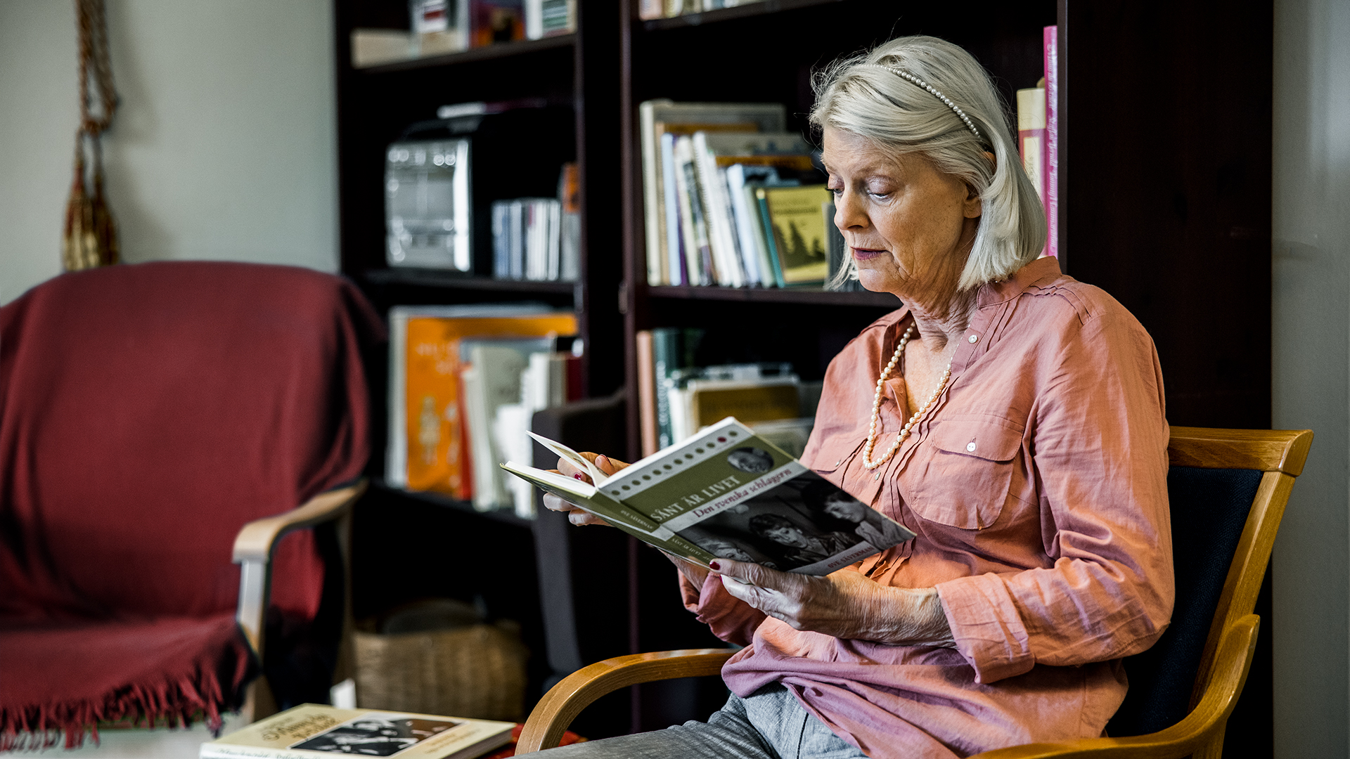 Äldre dam läser bok
