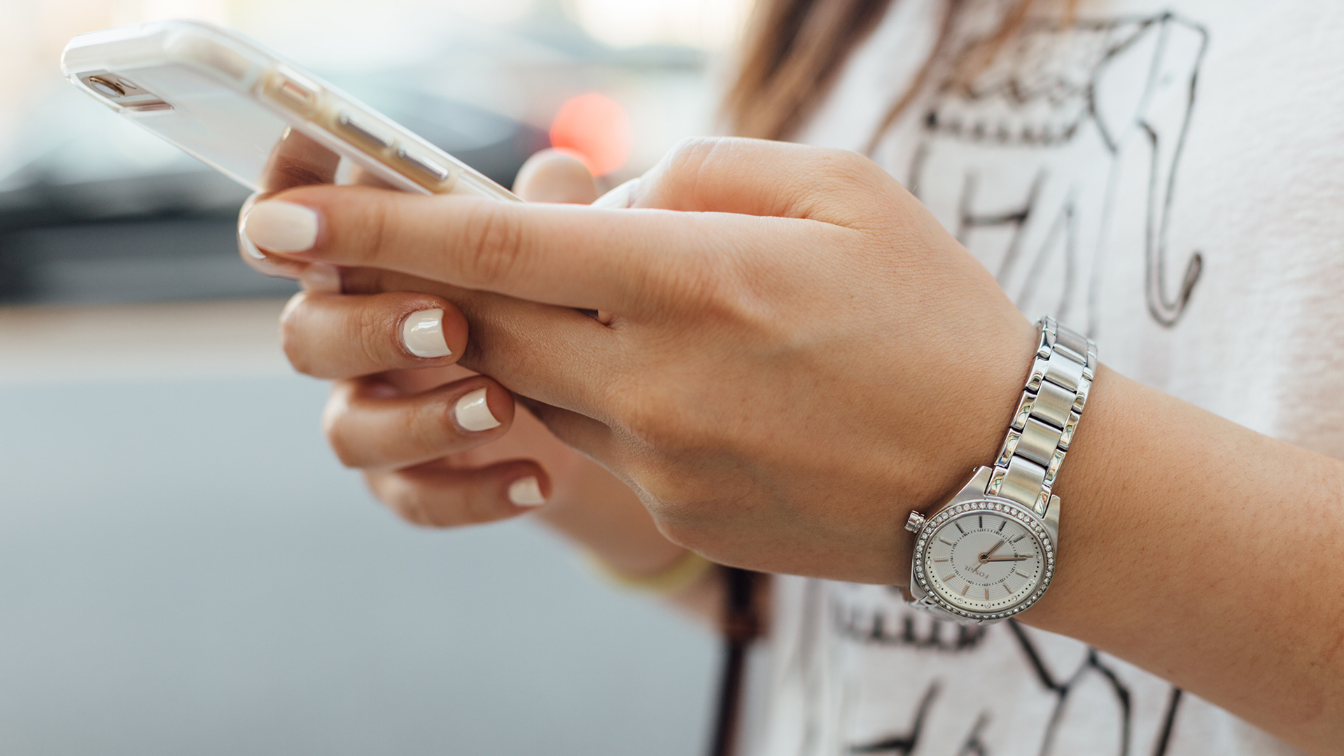 kvinna trycker på en mobiltelefon