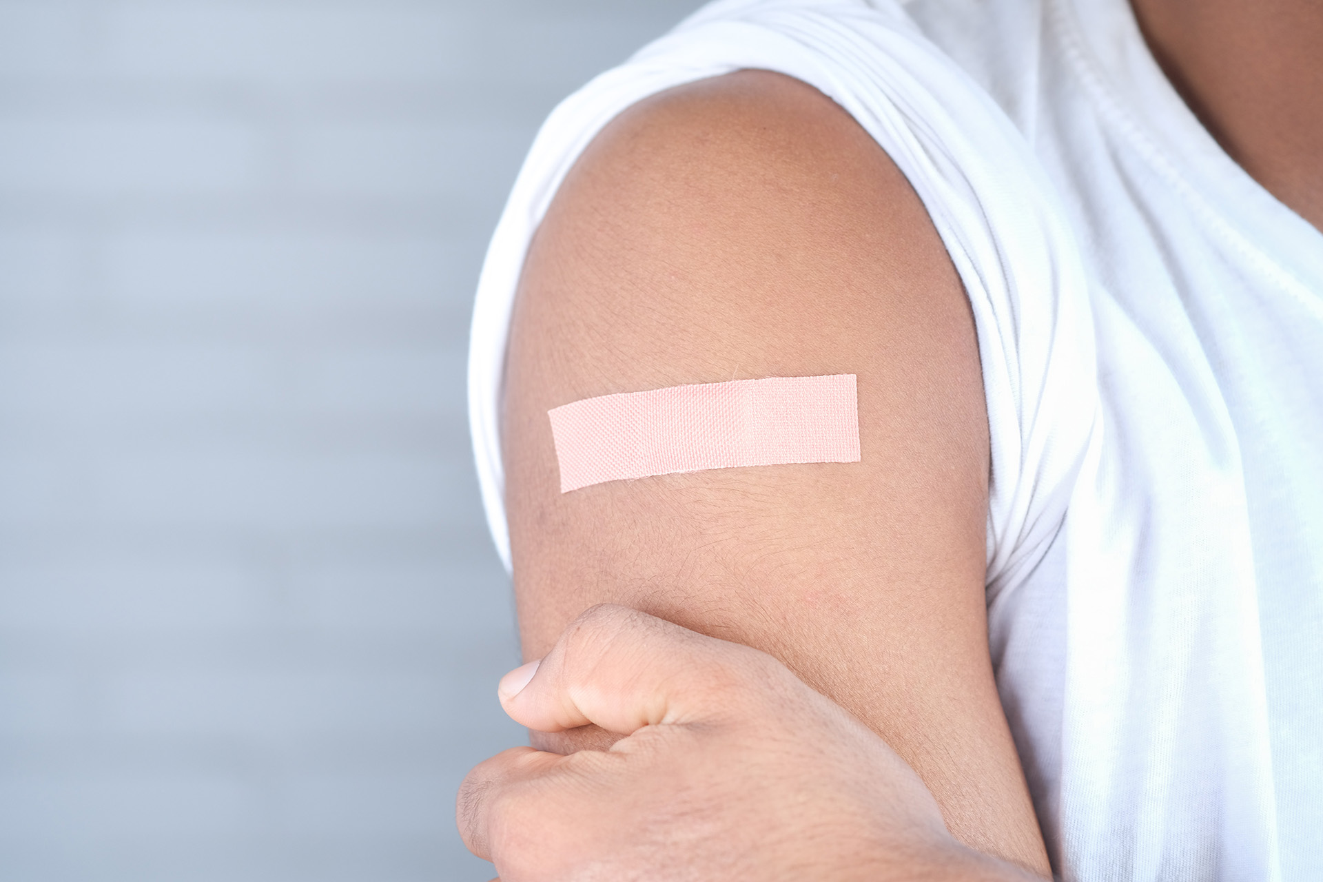 Plåster efter vaccinering i arm