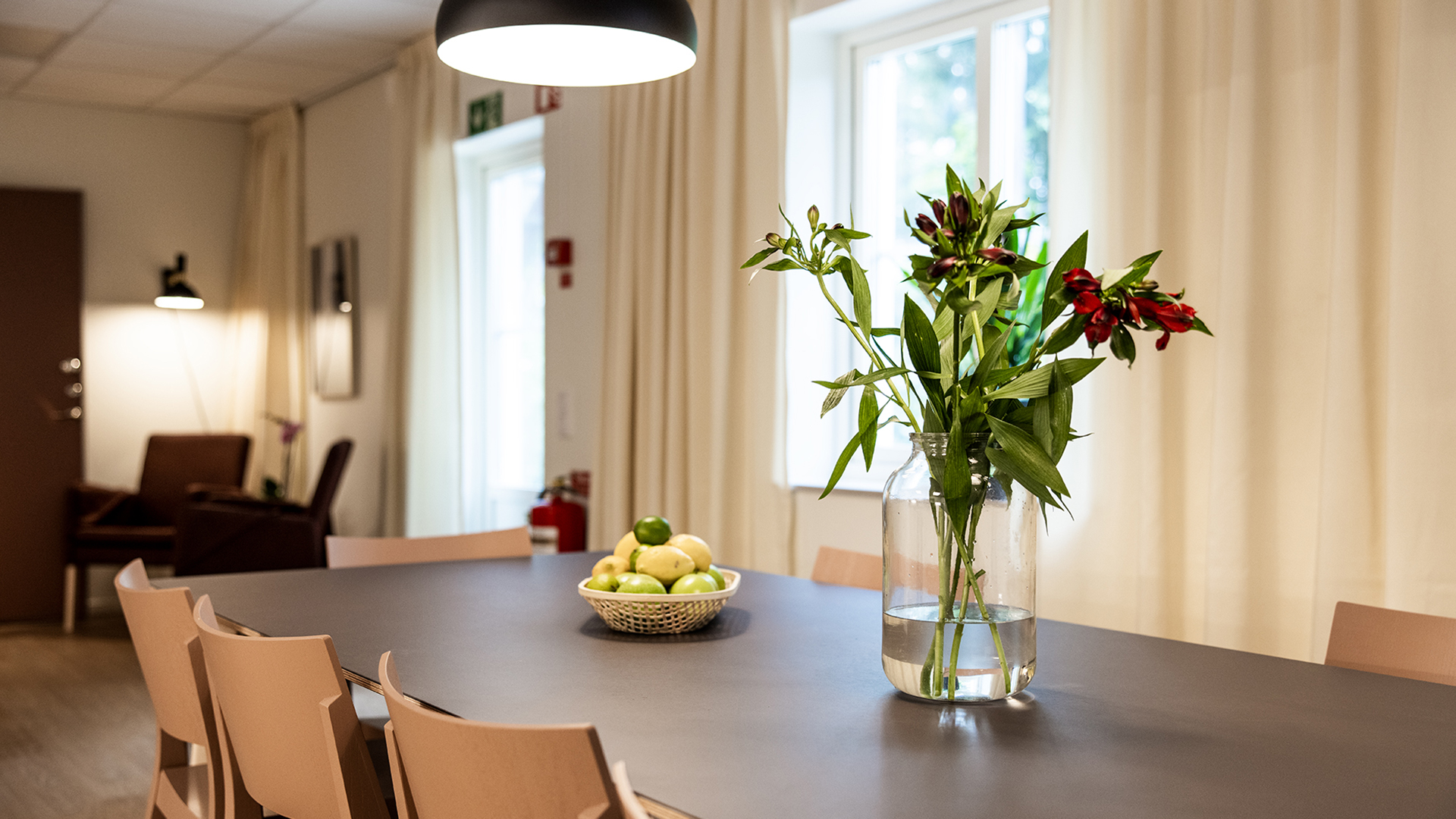 Möte mellan personal och boende på Ersta LSS i Vallentuna
