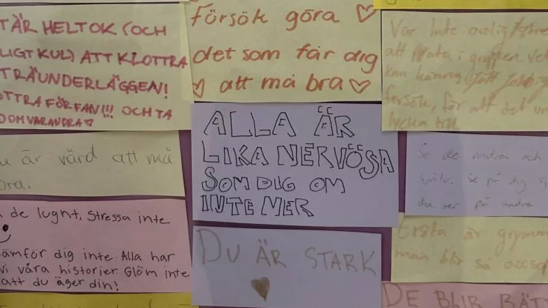 Postit-lappar på en vägg hos Ersta Vändpunkten