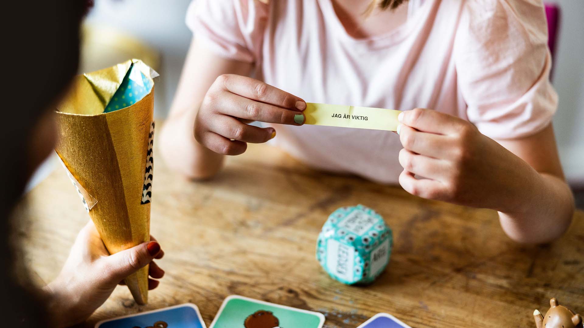 Två personer spelar sällskapsspel